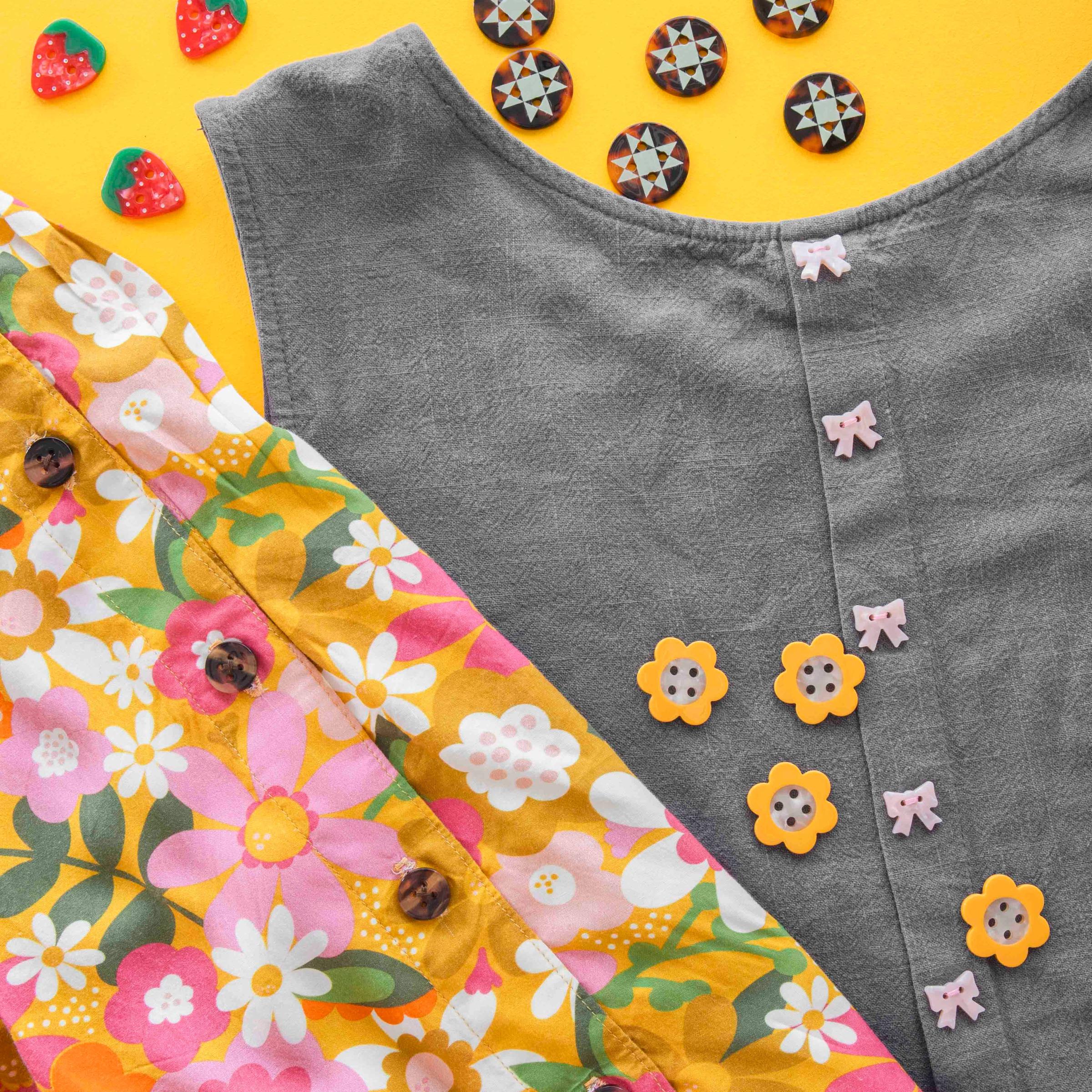 Yellow Daisy Large 1" Buttons - Image 3